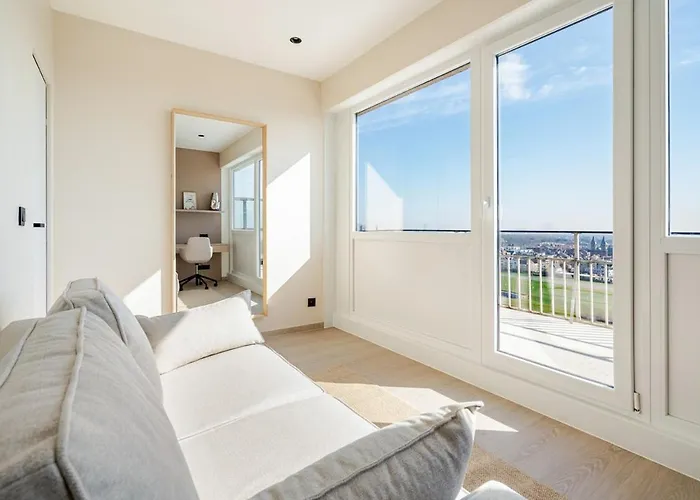 Beachfront Skyline Retreat *