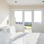 דירה Beachfront Skyline Retreat