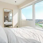 Beachfront Skyline Retreat דירה אוסטנדה