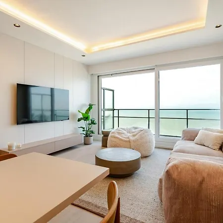 Beachfront Skyline Retreat אוסטנדה